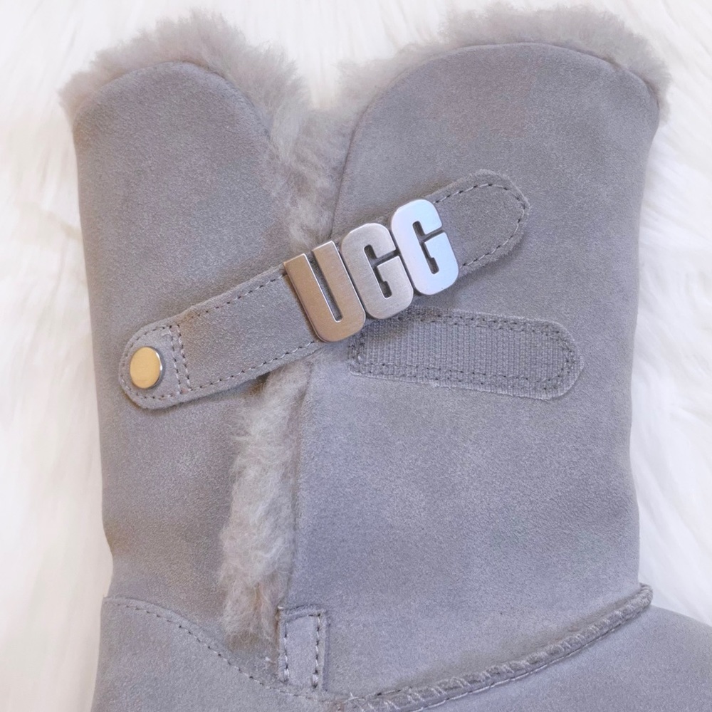 UGG Bailey UGG Metal Graphic Seal Grey Suede Boots - Picture 4 of 9